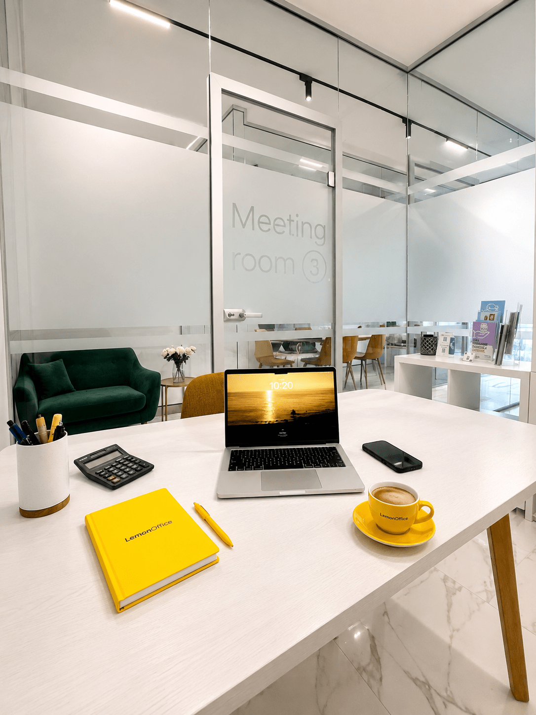 Pracovný stôl v kancelárii Office 3 s notebookom, firemnými doplnkami a výhľadom na moderné coworkingové priestory LemonOffice.