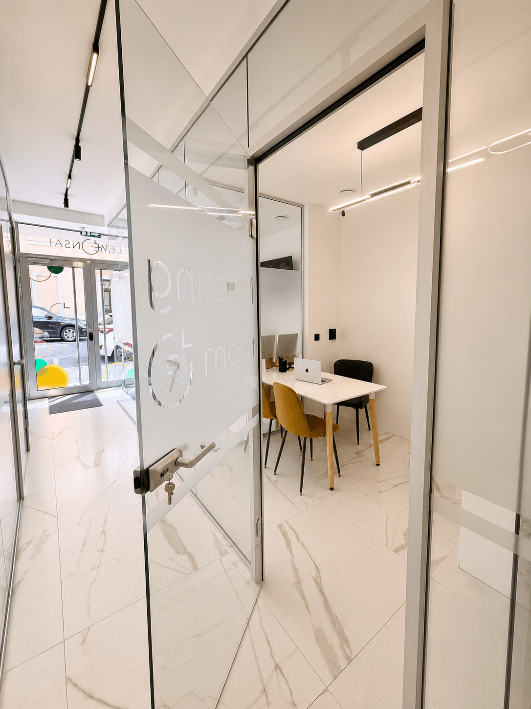 Pohľad do kancelárie Office 2 v LemonOffice s pracovným stolom, ergonomickými stoličkami a moderným interiérom.