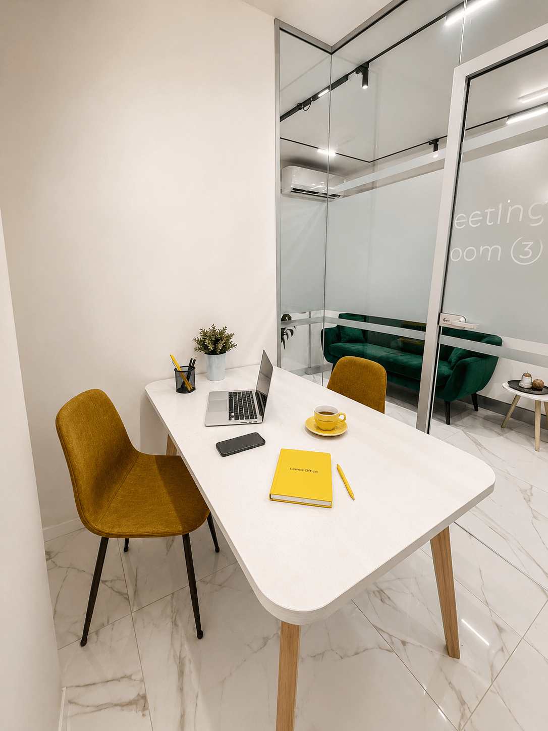 Moderná kancelária Office 3 s pracovným stolom, notebookom a vybavením pre freelancerov a konzultantov v Bratislave.