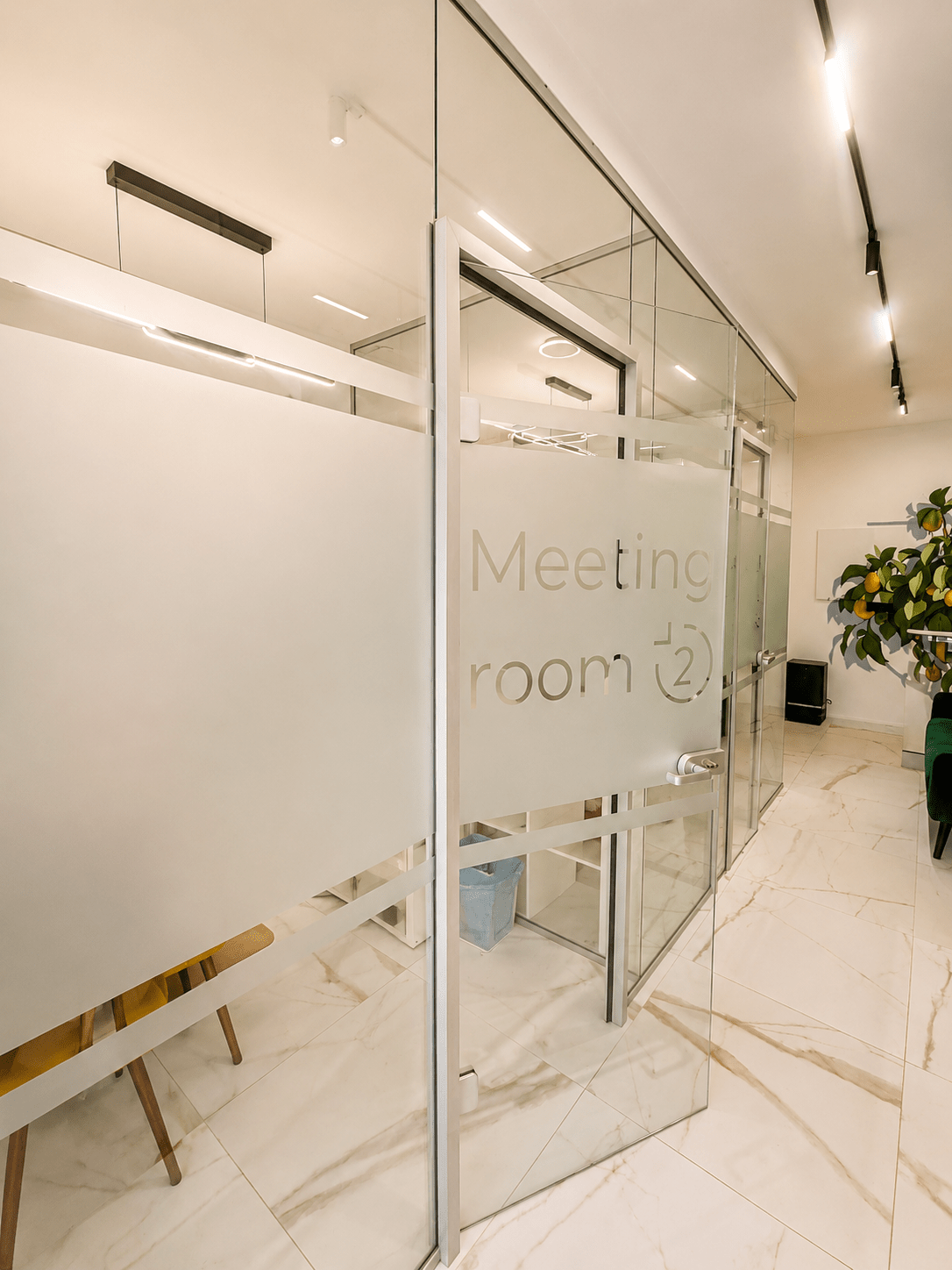 Vstup do kancelárie Office 2 v LemonOffice so sklenenými priečkami a moderným kancelárskym dizajnom.
