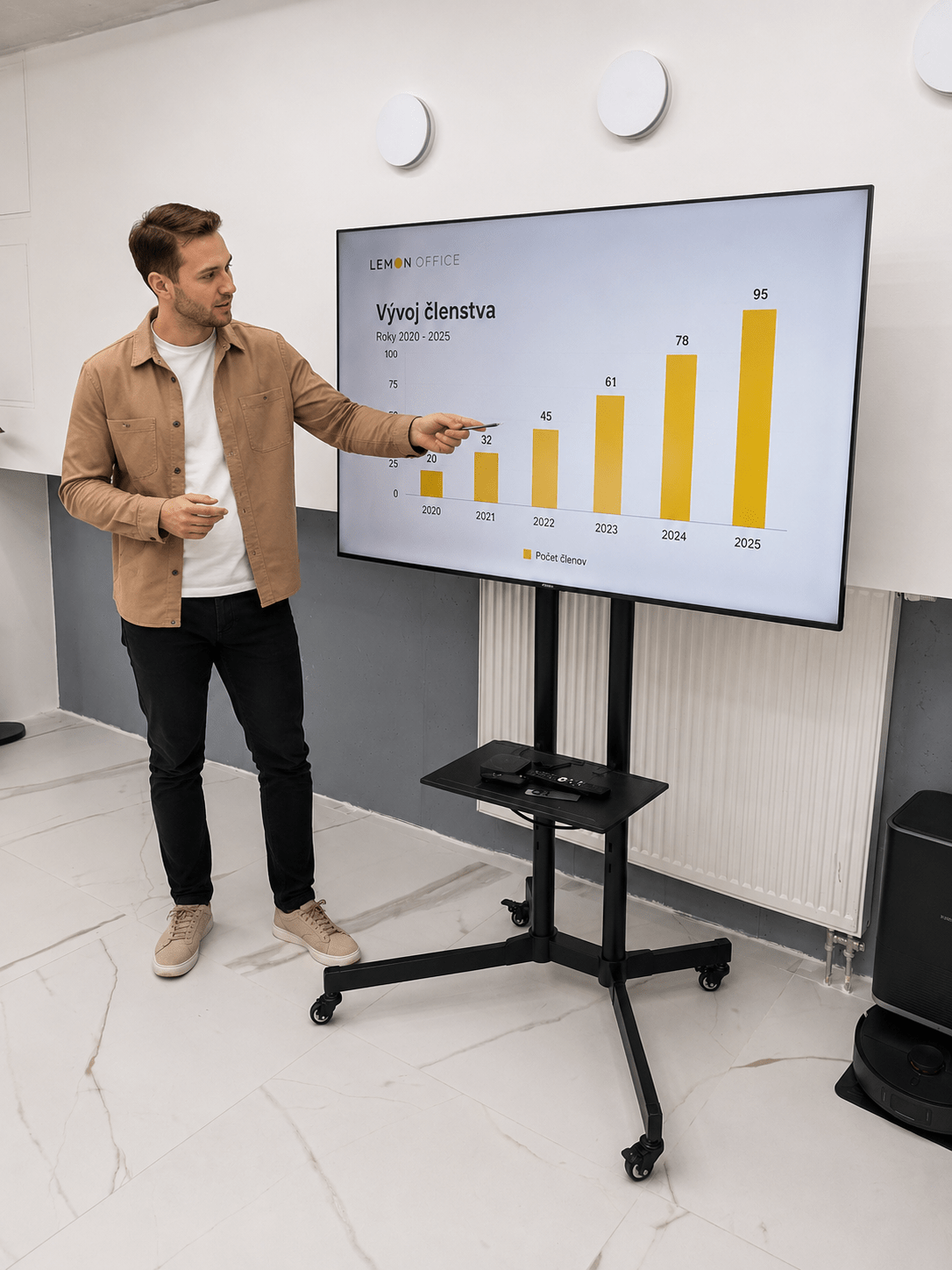 Veľkoformátová Smart TV v LemonOffice umožňujúca bezdrôtové pripojenie notebooku, prezentácie a online stretnutia.