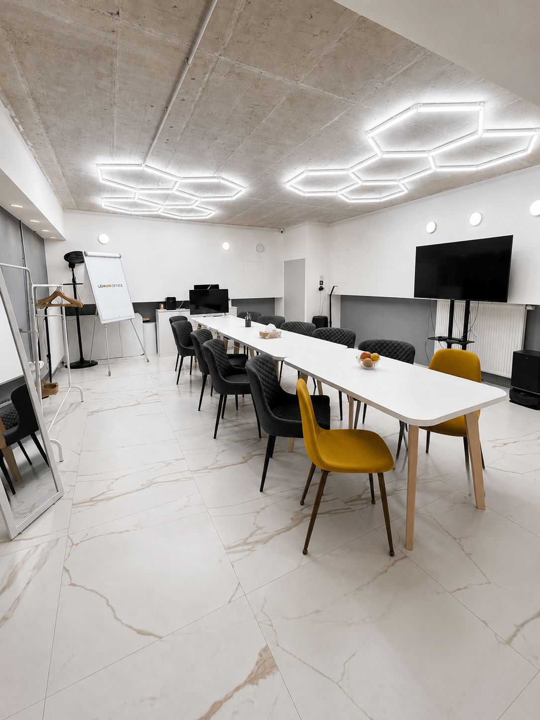 Moderná zasadacia miestnosť L v LemonOffice s veľkou Smart TV, flipchartom, ozvučením JBL a kapacitou pre väčšie skupiny.