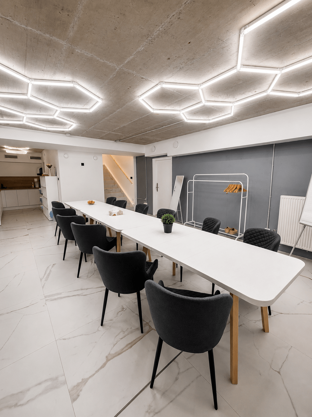 Priestranná zasadacia miestnosť L v LemonOffice pripravená na školenia, workshopy, firemné porady a prezentácie.